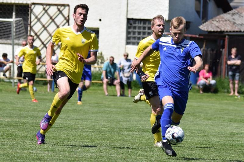 Fotbalisté Čkyně (na snímku z duelu s Vimperkem v modrém) porazili v pohárovém duelu Chýnov 3:2.