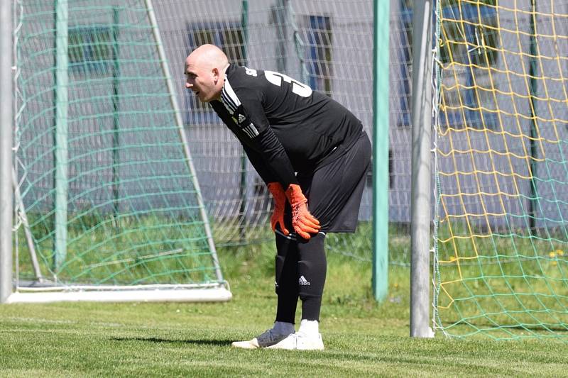 Fotbalisté Čkyně (na snímku z duelu s Vimperkem v modrém) porazili v pohárovém duelu Chýnov 3:2.