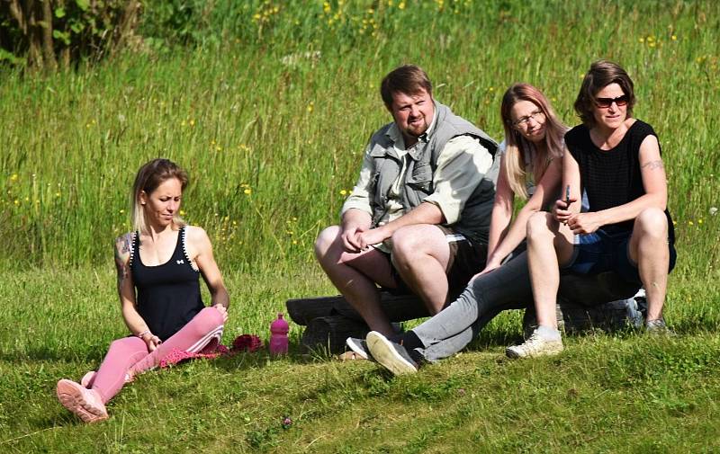 Mladí vimperští hokejisté se připravují na suchu na hřišti v Budilově.