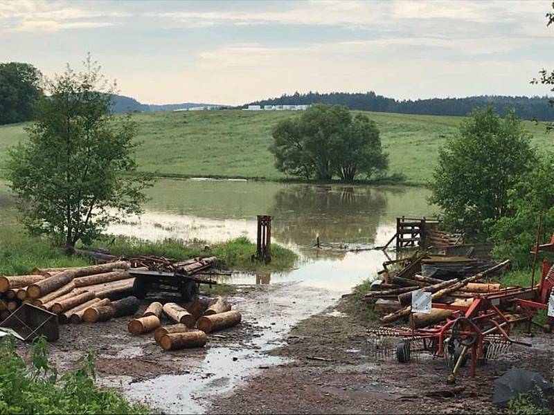 Z Lipovického potoka v Bukově se ve středu stala rozbouřená řeka.