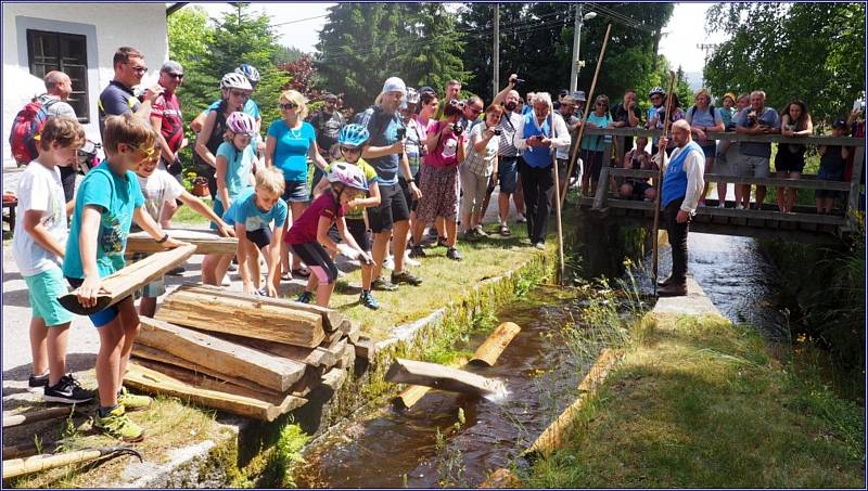 V sobotu se na Jeleních Vrších konala třetí letošní ukázka plavení dříví na Schwarzenberském plavebním kanálu.