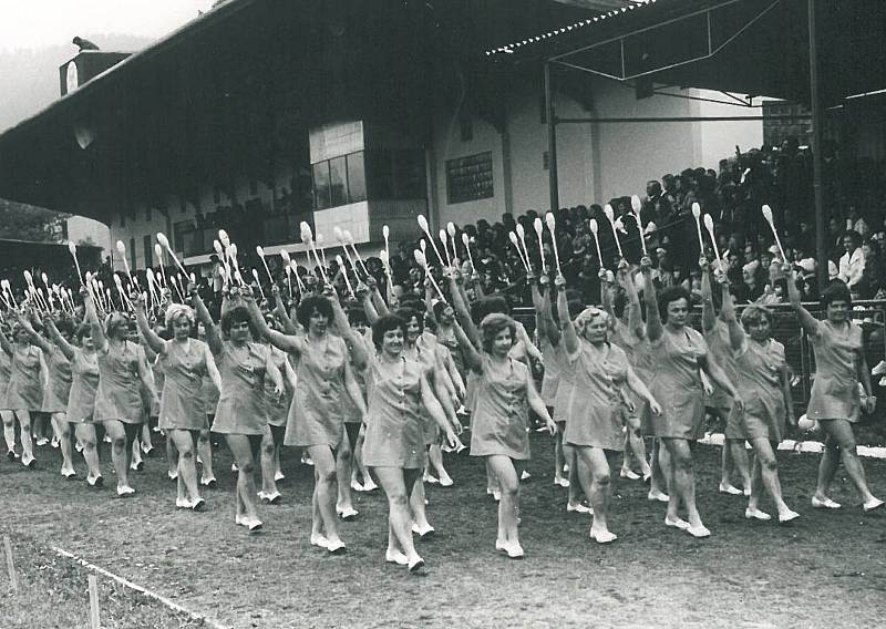 Nácvik a cvičení Spartakiády v roce 1975 v Prachaticích.