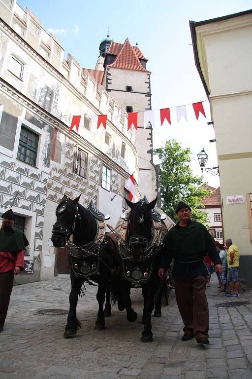 Páteční odpolední program Slavností Zlaté stezky pokračoval tradičně příchodem karavany soumarů, která letos dorazila pěšky z Grainetu i s nákladem soli.