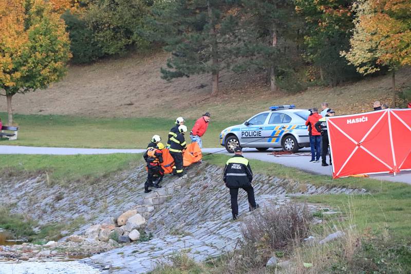 Policisté v řece Volyňce našli lidské tělo.