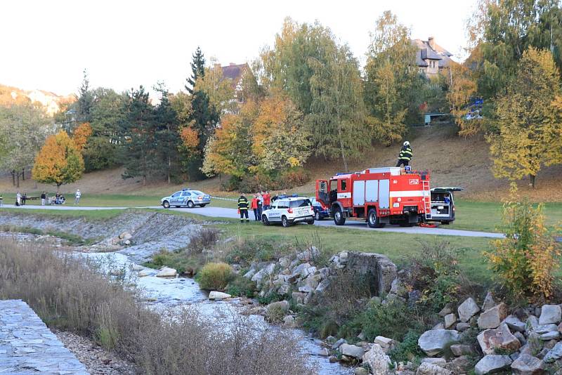 Policisté v řece Volyňce našli lidské tělo.