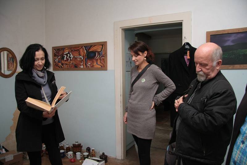Iniciativa Živá vila, která bojuje o záchranu vily v Nádražní ulici v Prachaticích, uspořádala v pátek výstavu starých fotografií. Navíc od pátku do soboty se v ní konal bleší trh.