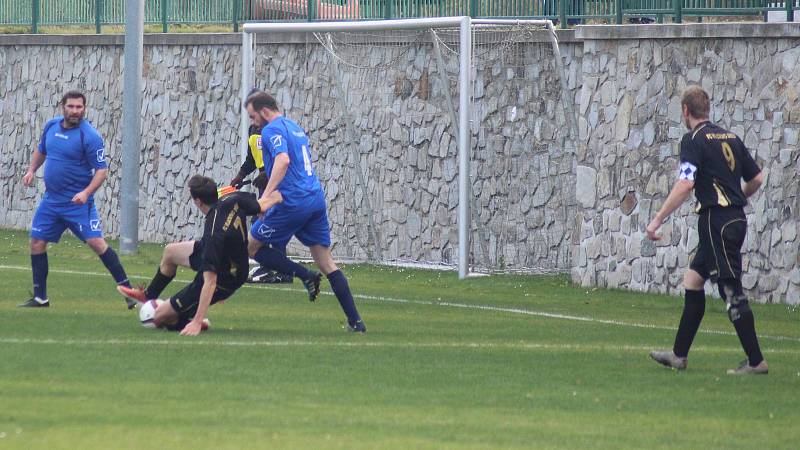 V okresním souboji porazili Lažišťští Vlachovo Březí 3:0.