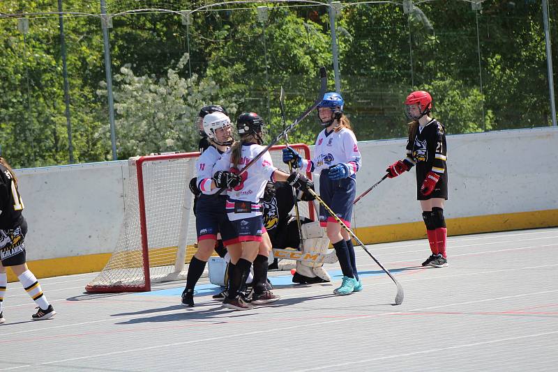 Prachatické hokejbalistky (na snímku z domácího duelu s Kyjovem v černém) v sobotu porazily Plzeň Litice a Kyjov, v posledním duelu podlehly České Třebové.