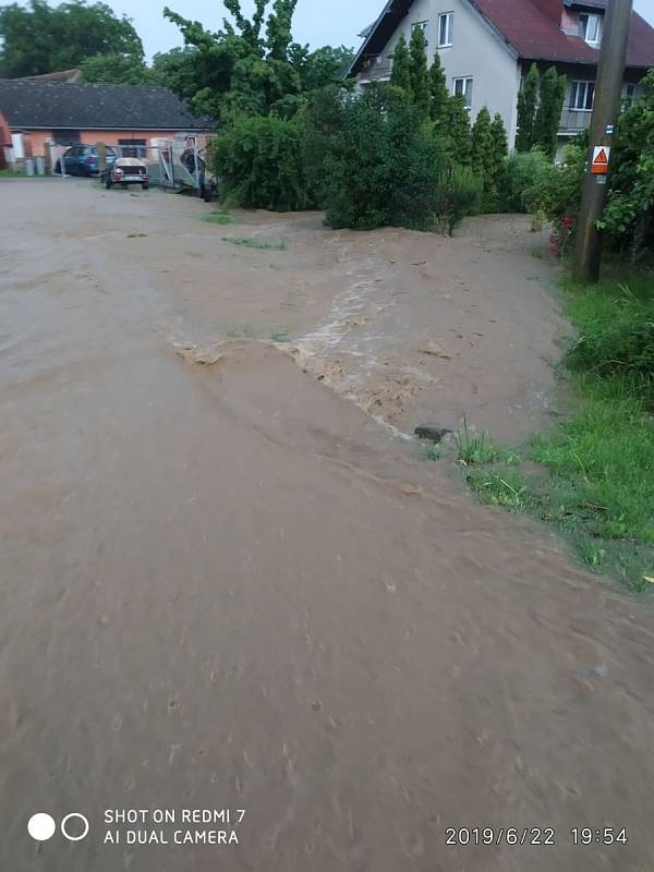 V Chlumanech zalila několik domů voda z rozvodněného potoka a rybníka.