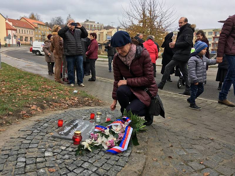 K 30. výročí sametové revoluce byla v neděli 17. listopadu slavnostně za přítomnosti řady osobností odhalena pamětní deska. Nachází se v prachatické Zahradní ulici a srdce z břečťanu.