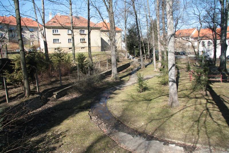 Štěpánčin park v Prachaticích by měl doznat změn. Jak velké a zásadní budou, o tom diskutovalyi minulý týden přímo na místě samém obyvatelé Prachatic s vedením města.