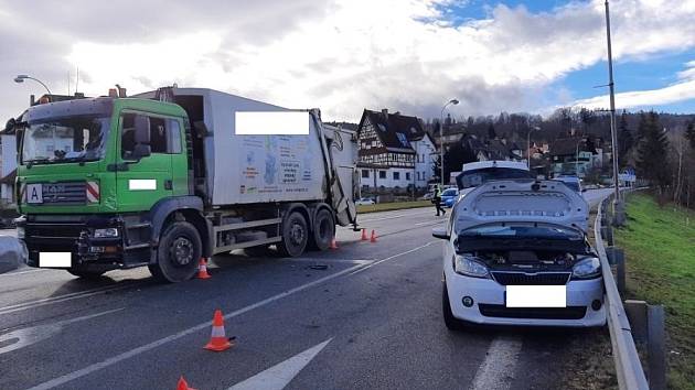 Řidička se srazila s popelářským vozem. Těžce zranila sebe i spolujezdkyni.