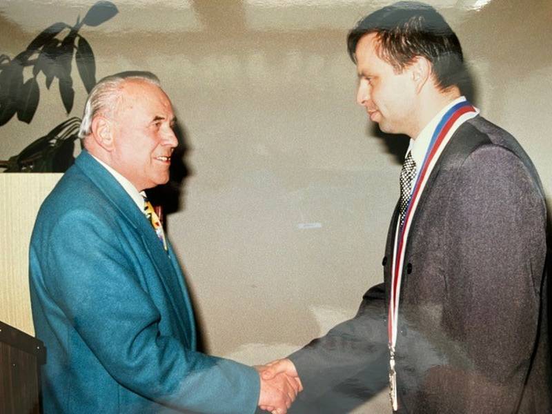 Miroslav Bojanovský v roce 1998 předal starostování Prachatic svému kolegovi Janu Bauerovi.
