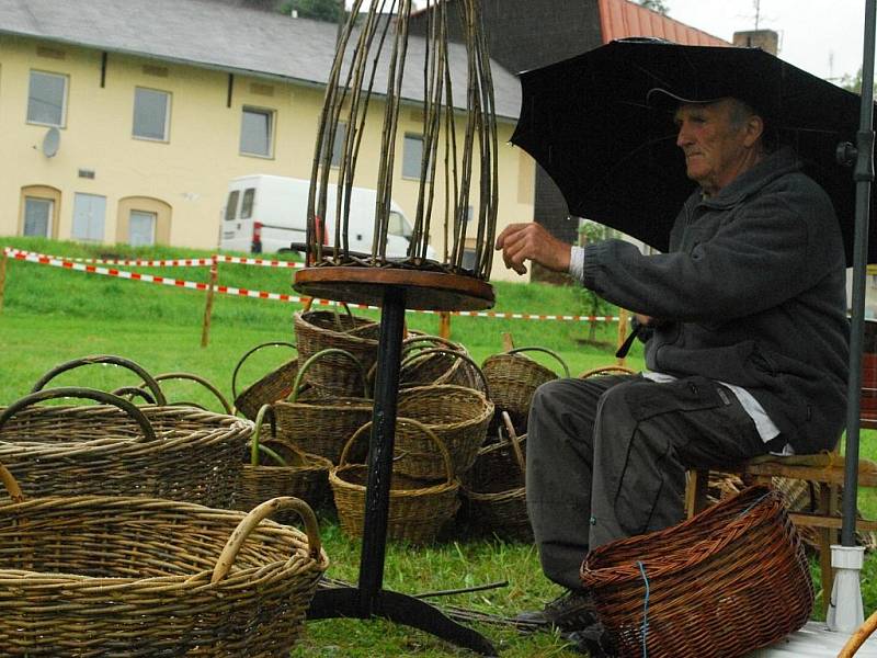 Utopené slavnosti.Tak lze popsat akci, jenž měla být vyvrcholením celoročních oslav 650 let obce  Horní Vltavice. Slavnost, kterou vedení obce připravovalo několik měsíců a slibovala tak zajímavé zpestření společenského života, totiž téměř celá propršela.