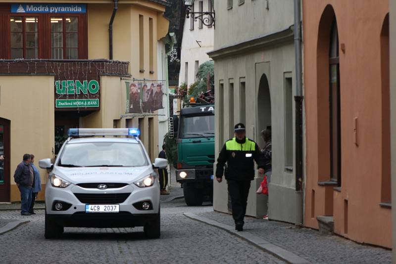 Zhruba po půl hodině už souprava s naloženým vánočním stromem vjíždí do centra města. Jedle je sice o něco vyšší, zato je štíhlá a ulicemi projede bez problémů.