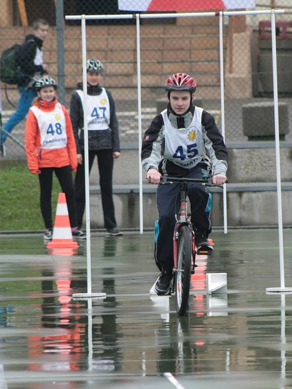 V Prachaticích se ve čtvrtek 5. května uskutečnilo okresní kolo soutěže mladých cyklistů. Ti museli zvládnout nejen jízdu na dopravním hřišti, ale také jízdu zručnosti, testy a zdravovědu.