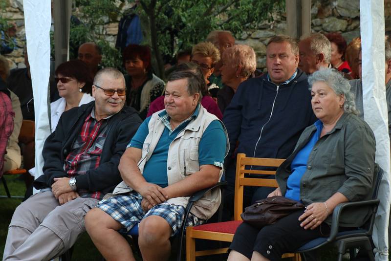 V prachatickém hospicovém parku zahrála dechová kapela Babouci.