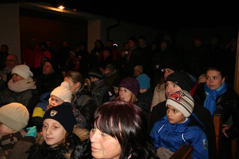 Zpívat koledy přijely do Osule u Vitějovic desítky lidí.
