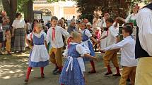 Prachatický folklórní soubor LIbín vychovává své nástupce. Premiérově se tak představil LIbíňáček ve Štěpánčině parku při Slavnostech Zlaté stezky.