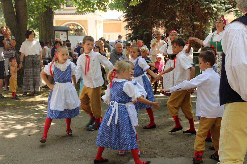 Prachatický folklórní soubor LIbín vychovává své nástupce. Premiérově se tak představil LIbíňáček ve Štěpánčině parku při Slavnostech Zlaté stezky.