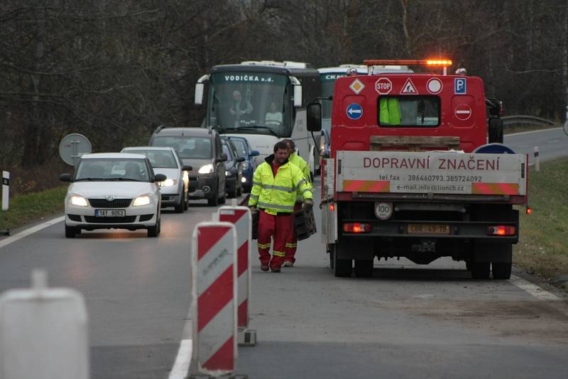 Dobrá zpráva pro řidiče, před mostem u Hracholusk už nemusejí stát před semafory. Jezdí se již v obou jízdních pruzích.