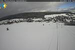 V lyžařském areálu na Kvildě je po víkendovém sněžení zhruba deset centimetrů přírodního sněhu. Teplota kolem nuly (včera ve 14 hodin bylo 0,5 °C) ale zatím nedovolí spustit sněhová děla a odstartovat provoz areálu.