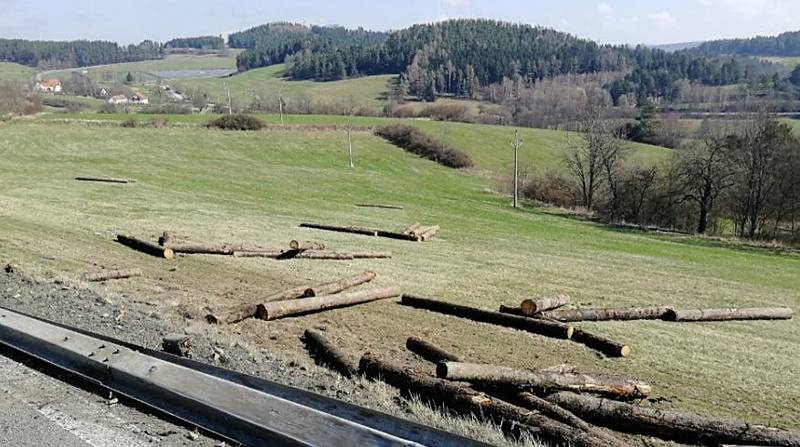 Dopravní nehoda před obcí Zlešice.