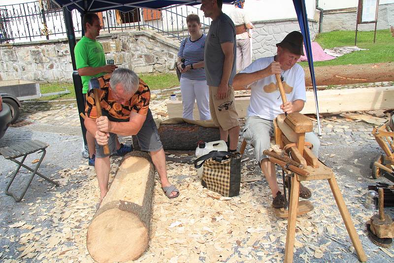 Volarské slavnosti dřeva přilákaly do šumavského městečka stovky lidí. Všichni ochutnávali dobroty, poslouchali muziku a pozorovali zručné řemeslníky při práci.