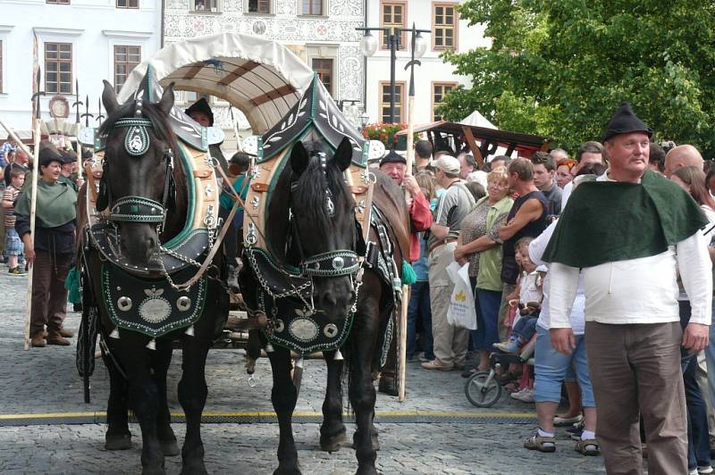 Sobotní program Slavností Zlaté stezky v Prachaticích odstartoval příchod historického průvodu s hlavním hostem letošních slavností Helenou Vondráčkovou.