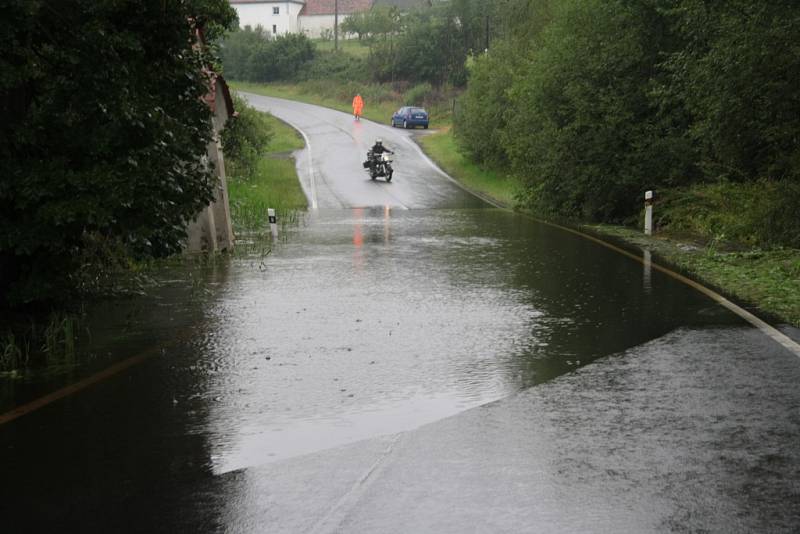 Zaplavená je i silnice ze Smědče do Ktiše, na kterou se vylil Smědečský rybník. Silnice je sice průjezdná, ale s velkou opatrností. Kvůli nemožnosti objízdné trasy museli silničáři úsek pouze označit dopravním značením se snížením rychlosti.