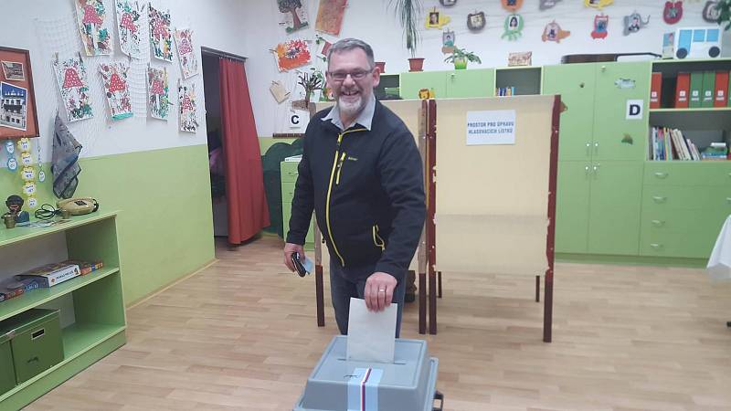 Antonin Olah volil v pátek  v osm večer v ZŠ Vodňanská v Prachaticich.