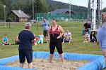 Zápas řecko - římský v bahně si užívali naprosto všichni.