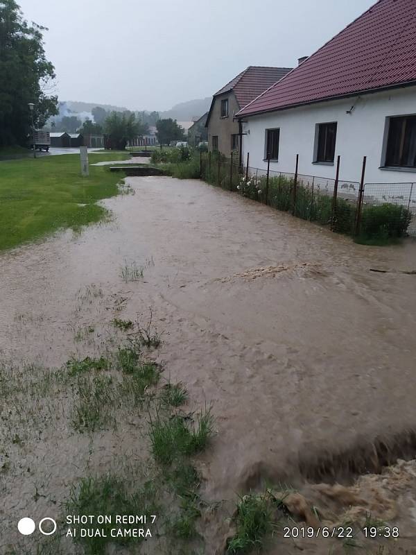 V Chlumanech zalila několik domů voda z rozvodněného potoka a rybníka.