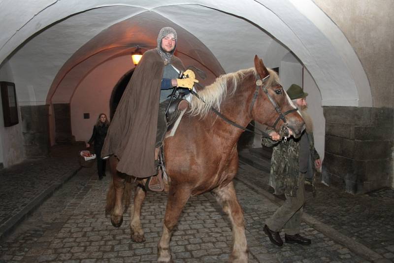 Martin nakonec opravdu mezi děti přijel i na koni.