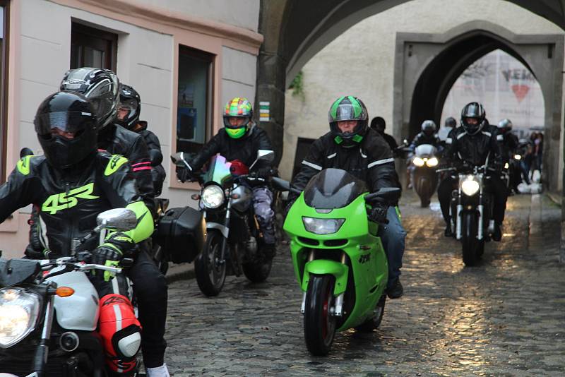 Prachatičtí motorkáři zahájili sezonu 1. Jarní jízdou. Vyjeli z Velkého náměstí Dolní branou.