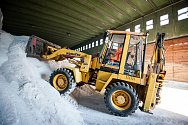 Silničáři se připravují na zimní sezónu. Ve skladech mají přes 4000 tun posypové soli. Dokončují přípravy aut na zimní údržbu.
