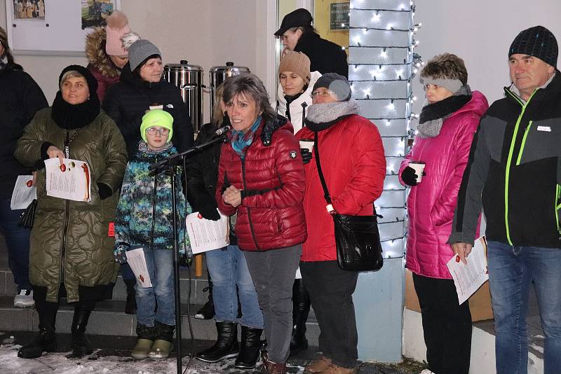 Česko zpívá koledy ve Volarech se vydařilo. Zazpívat si přišla zhruba stovka lidí.