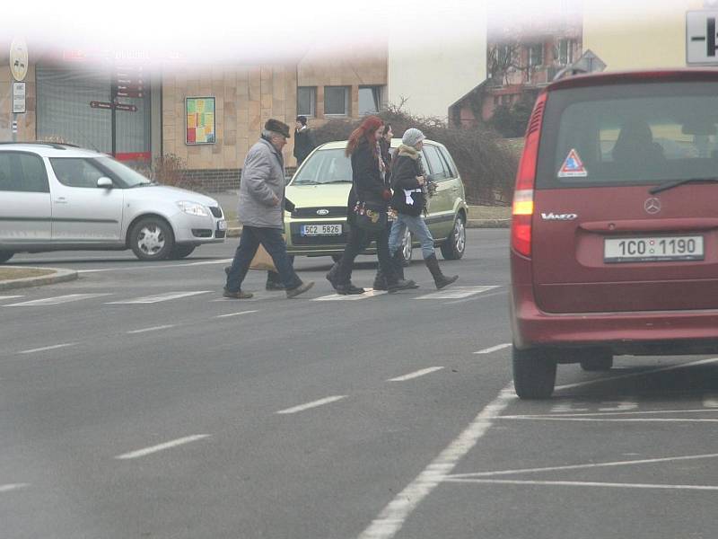 V pátek dopoledne kontrolovali poslicisté přechody ve městě s videokamerou.