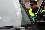 V Pivovarské ulici hlídka dopravních policistů prováděla běžnou kontrolu řidičů.
