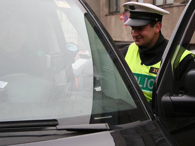 V Pivovarské ulici hlídka dopravních policistů prováděla běžnou kontrolu řidičů.