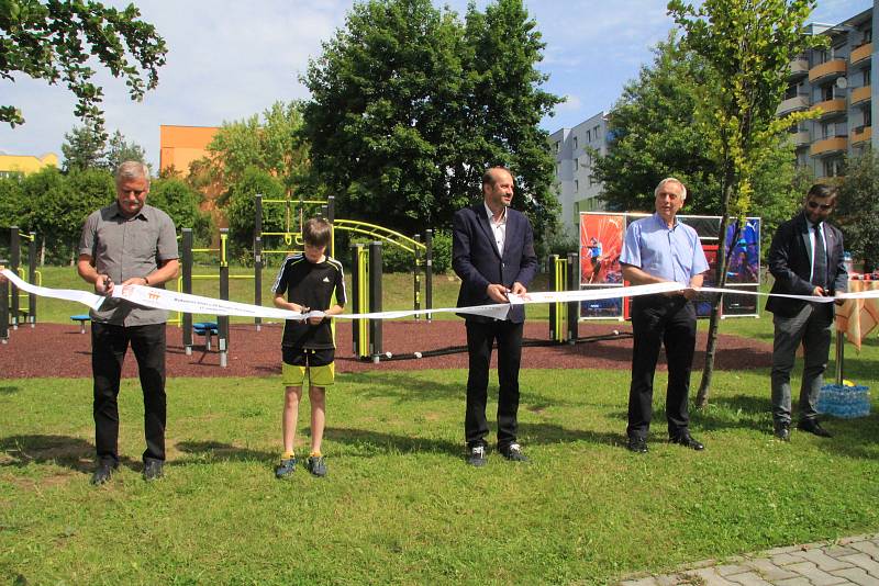 U Národky je nové workoutové hřiště. Radost z něj mají hlavně děti.