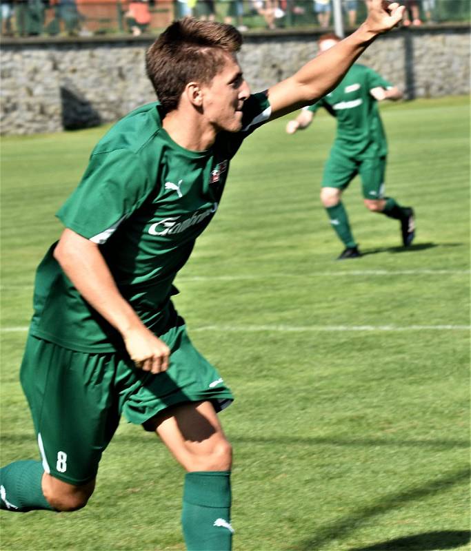 Lažišťští fotbalisté (zelené dresy) přehráli Třeboň 3:2.