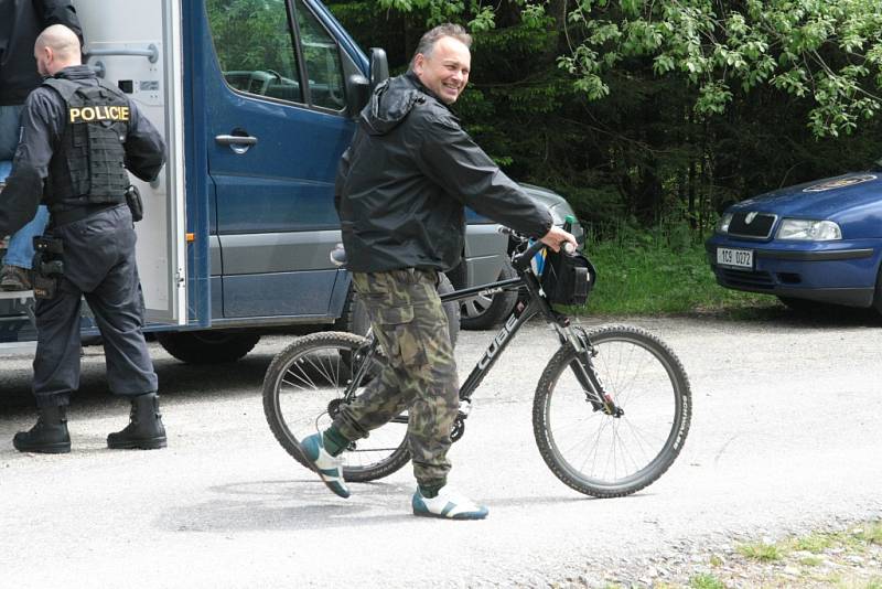 Oblast Národního parku Šumava od Nového Údolí přes Vltavskou cestu k Nové Peci až po Plešné jezero se ve čtbrtek stala místem pátrání po dvanácti ztracených účastnících nelegálního závodu. Naštěstí se jednalo o součinnostní cvičení záchranných složek.