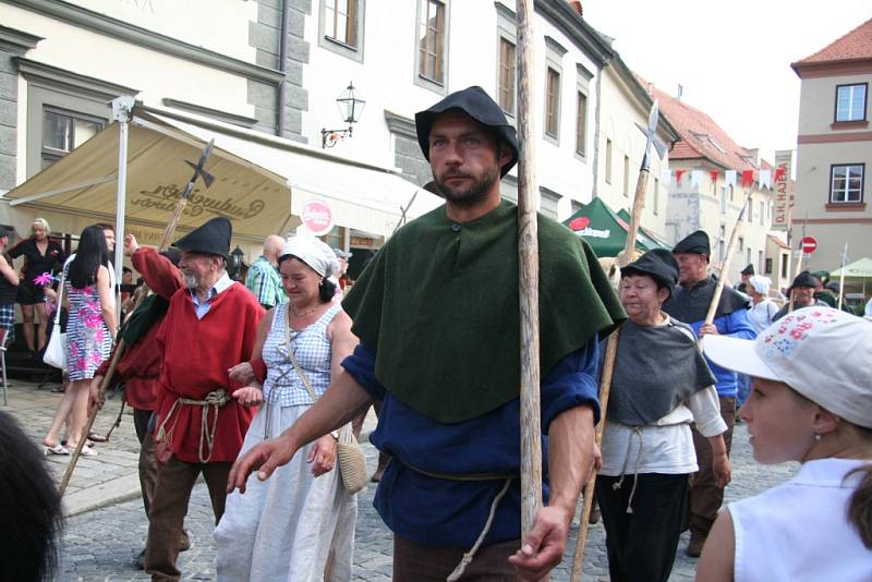 Páteční odpolední program Slavností Zlaté stezky pokračoval tradičně příchodem karavany soumarů, která letos dorazila pěšky z Grainetu i s nákladem soli.