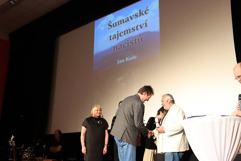 Slavnostní galavečer a vyhlášení cen Festivalu Šumava Litera ve Vimperku. Foto: Leoš Russ