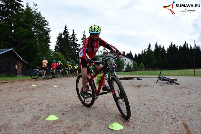 Mladí bikeři na Zadově trénují dvakrát denně v náročném terénu. To se jim bude při závodech hodit.