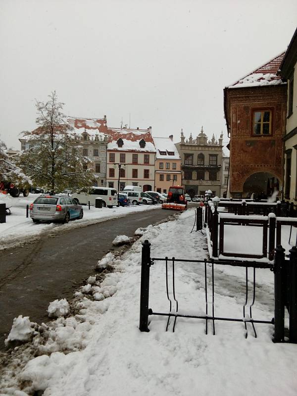 Husté noční a ranní sněžení způsobilo na Prachaticku místa kalamitní stav. Těžký sníh lámal větvě i stromy. Následné výpadky proudu působily problémy v obchodech i na úřadech.