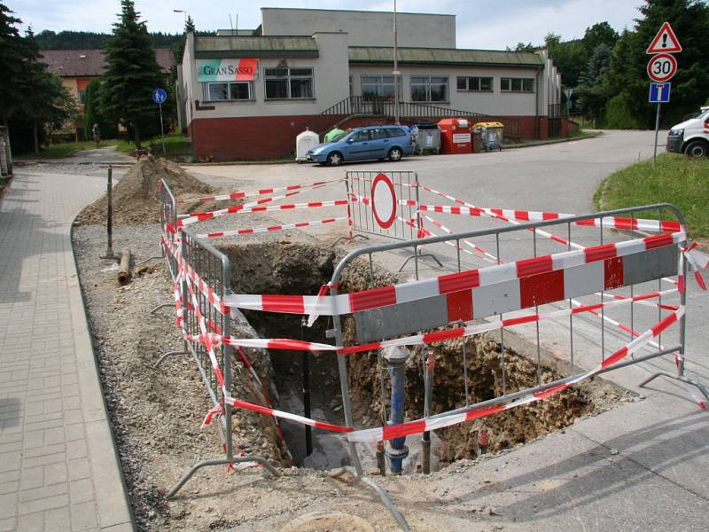 Po dobu rekonstrukce není možné z Lázeňské ulice odbočit ke kolejím do ulice  U Zastávky a dál do Topolové. Místní obyvatelé musejí využít provizorní příjezd do Topolové ulicí Kaštanovou, a k zahrádkám z druhé strany od Krumlovské.