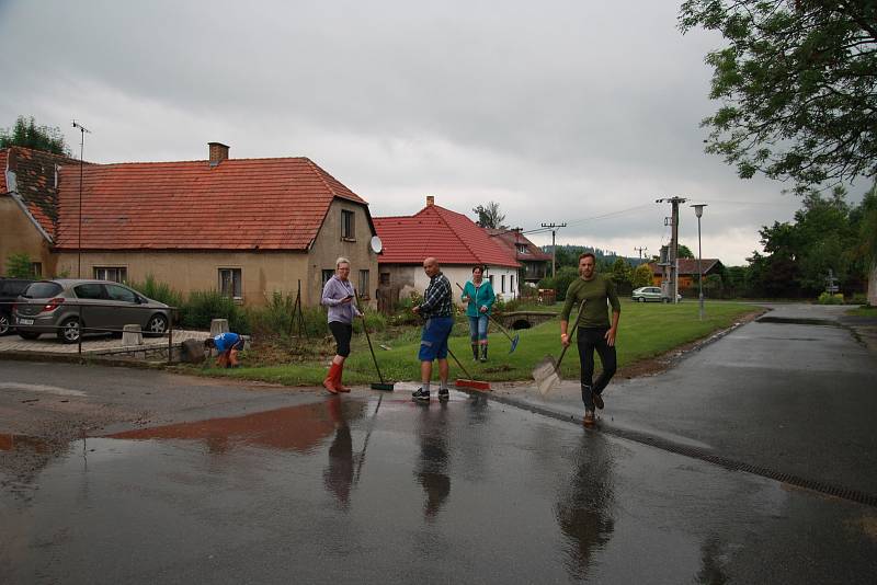 Tři domy, ve kterých počítají majitelé škody,  vytopené sklepy, podmáčené trávníky a nepořádek. To všechno za sebou nechala voda, která protekla obcí Chlumany na Prachaticku v sobotu 22. června.