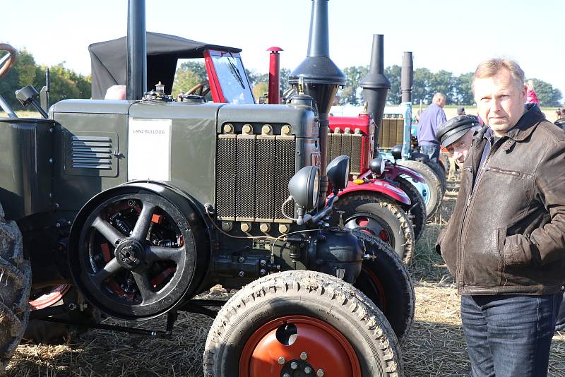 Setkání historické zemědělské techniky v Mahouši na Netolicku. K vidění bylo více než sto traktorů a desítky dalších historických strojů, vojenských vozidel. Nechyběla ani ukázka orby.